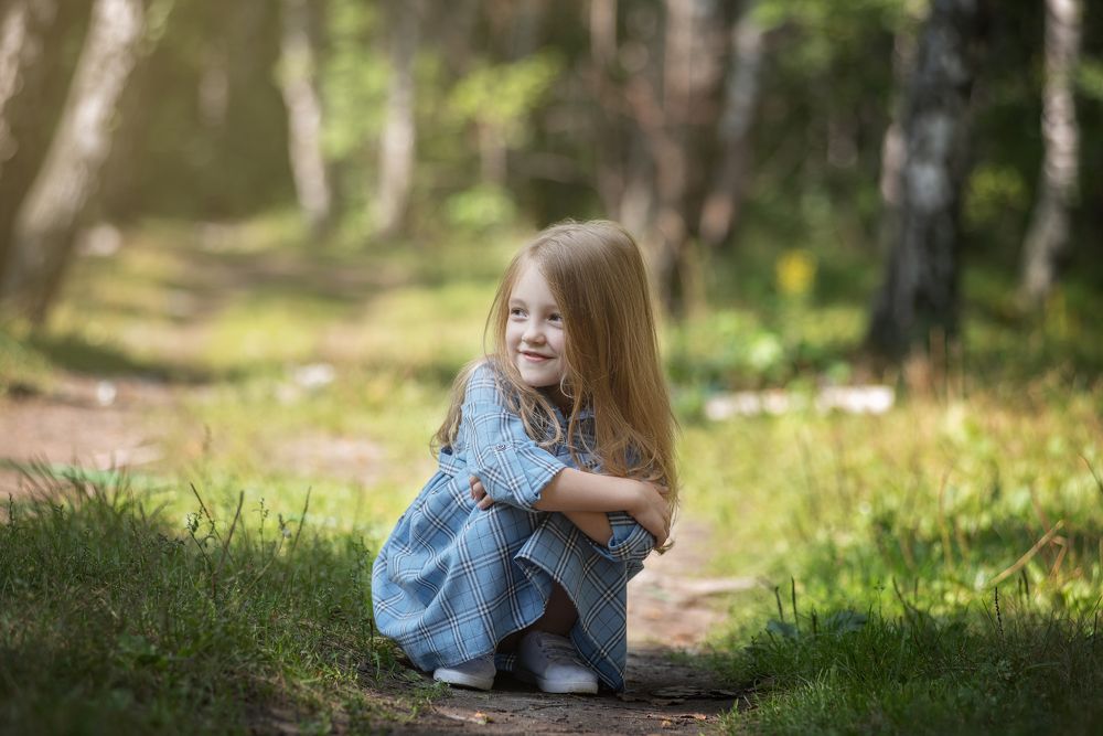 Девочка в летнем лесу