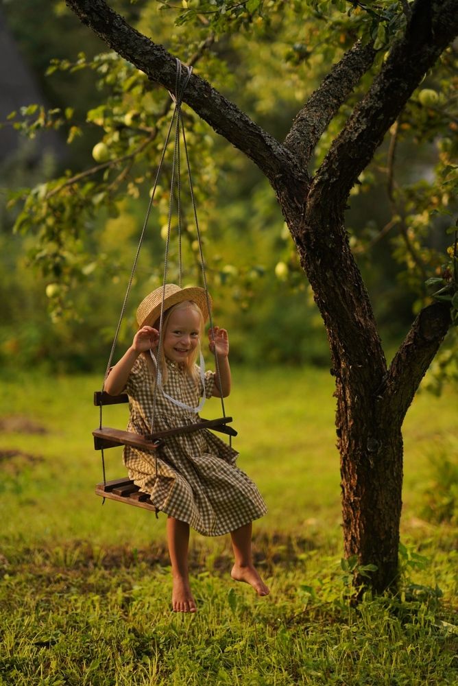 Под яблоней