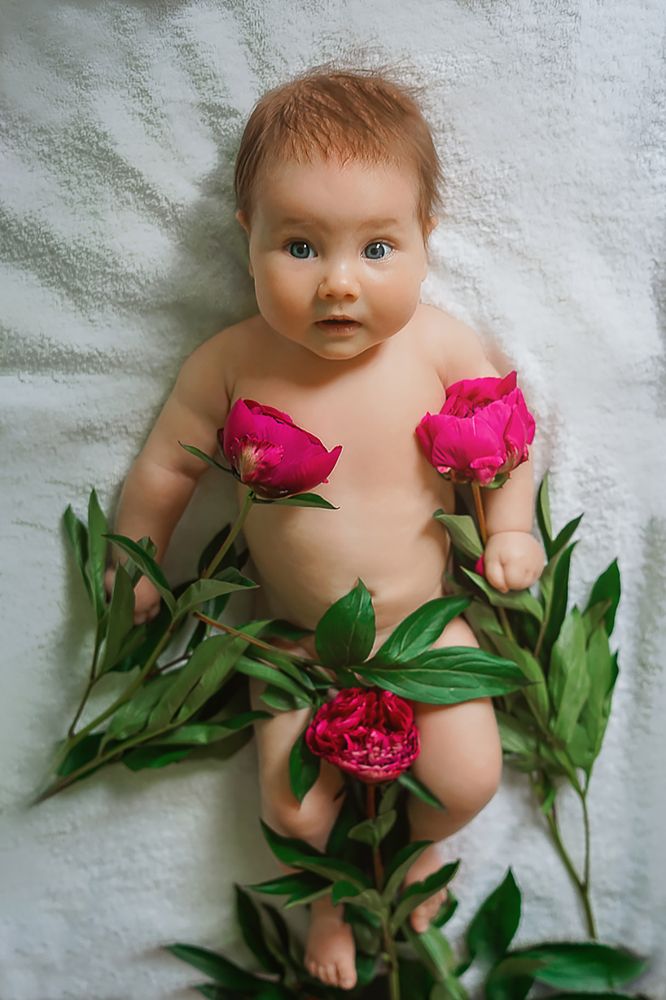 Малышка в пионах