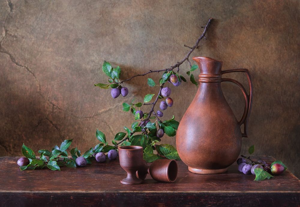 С веткой сливы и кувшином.