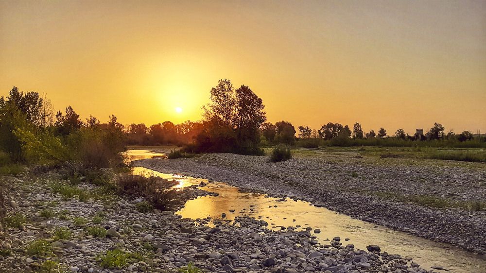 Alba dorata sul fiume Nure
