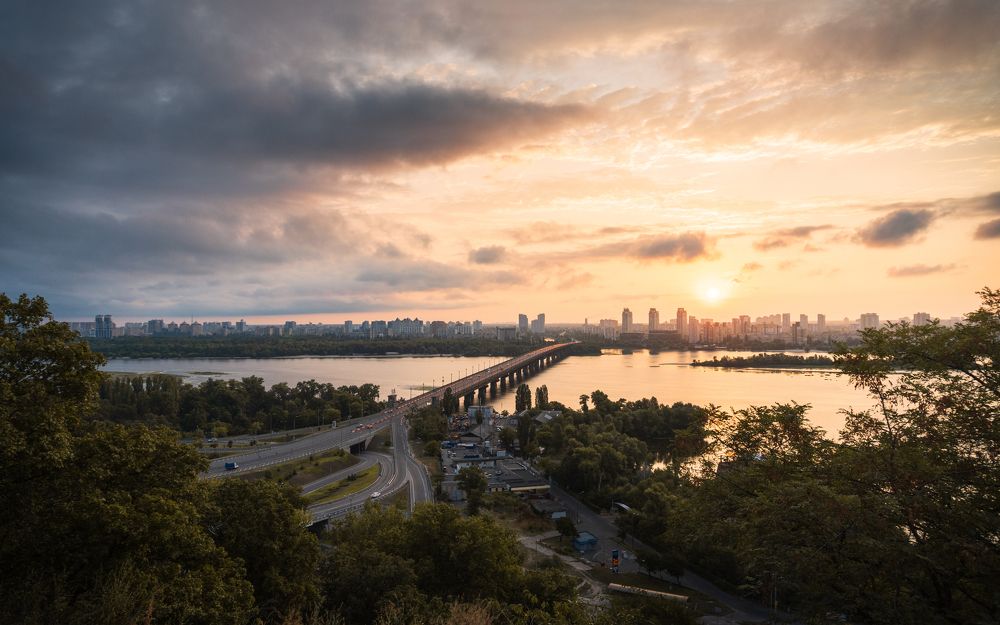 Днепр и мост Патона летним утром.