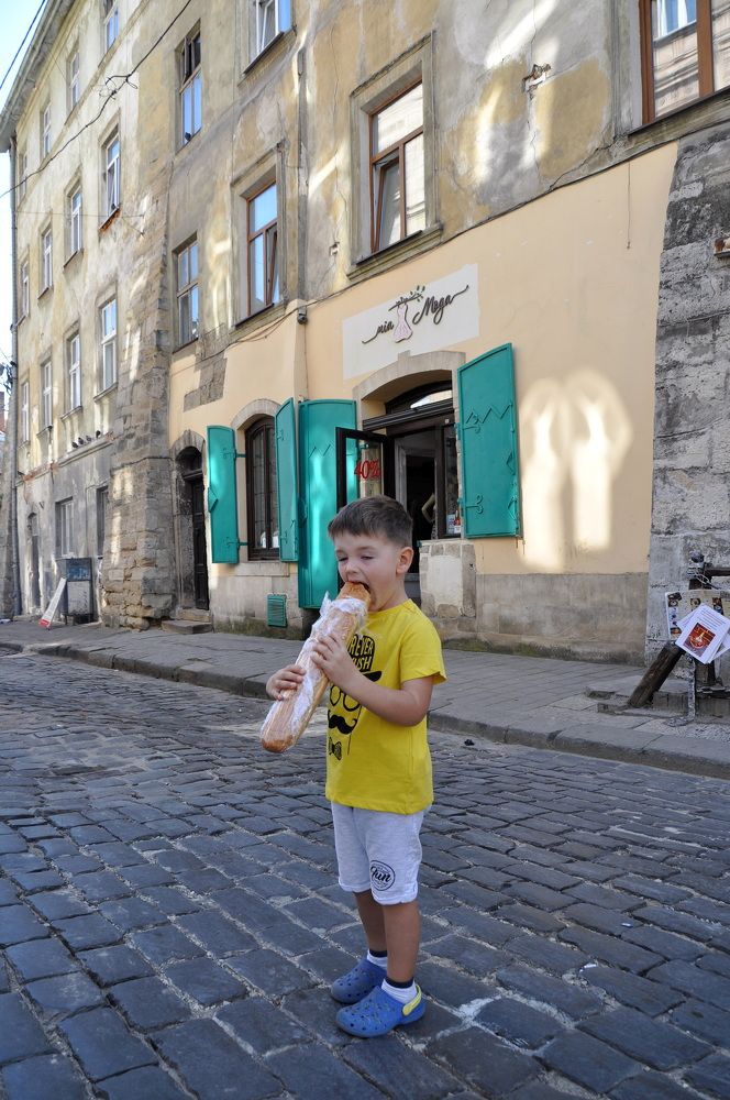 маленький мальчик и большая булка