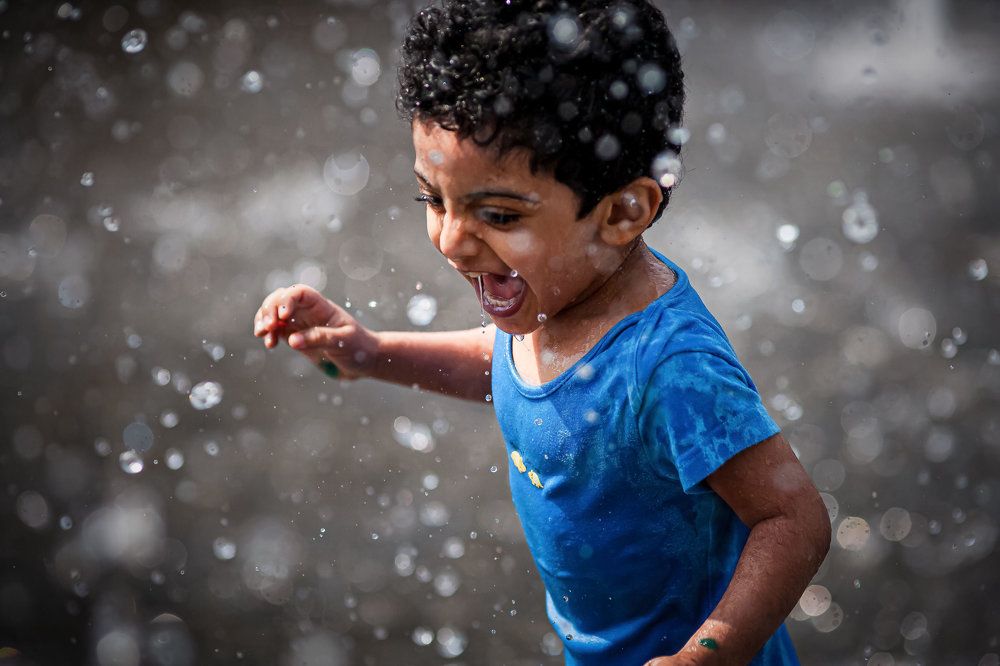 Фонтан, ребенок и улыбка