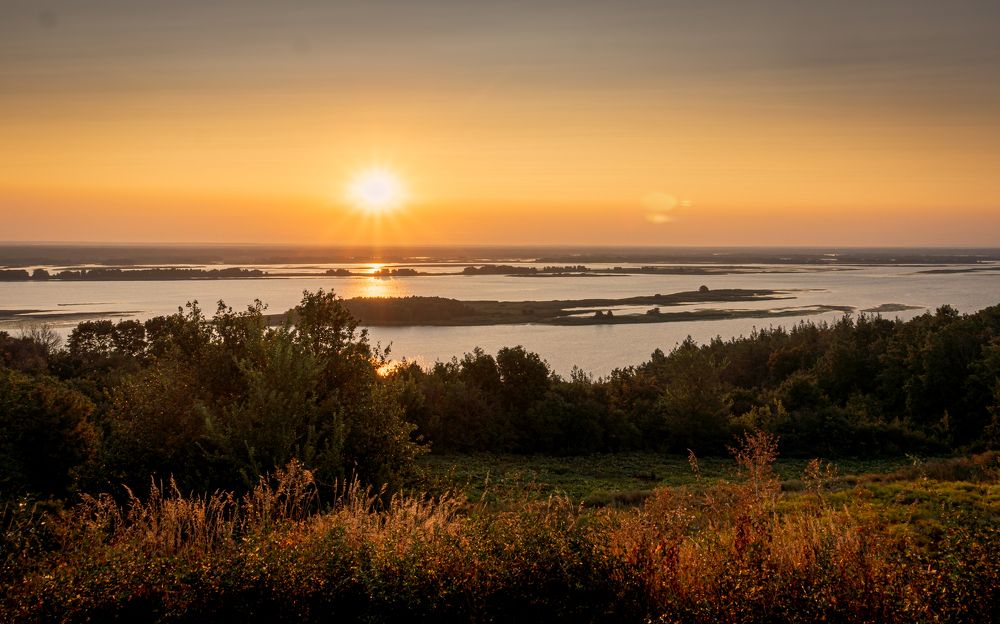 Восход солнца на реке
