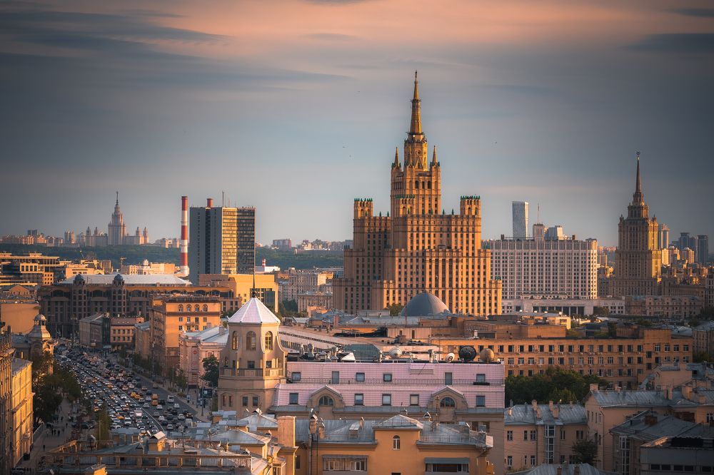 Москва. Городской пейзаж. Вид на сталинские высотки и белый дом.