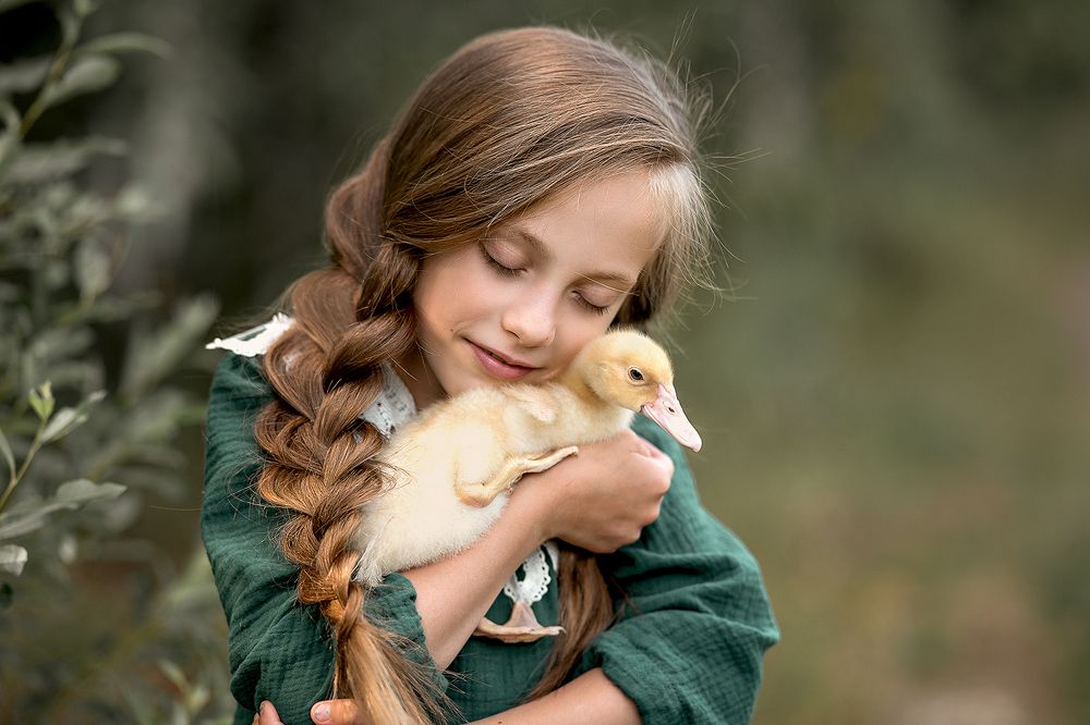 Девочка с утенком