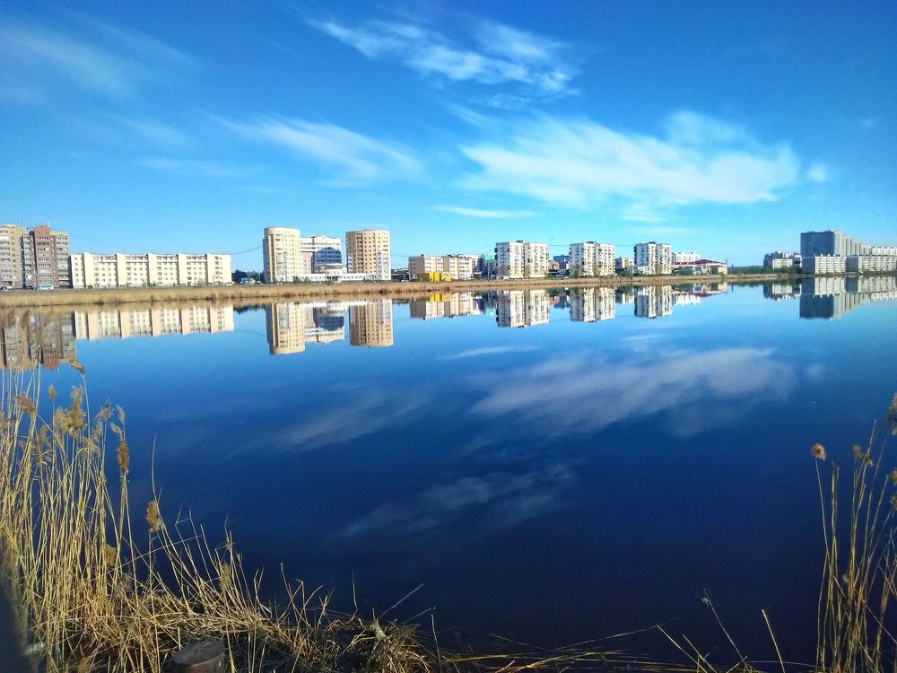 Отражение города.