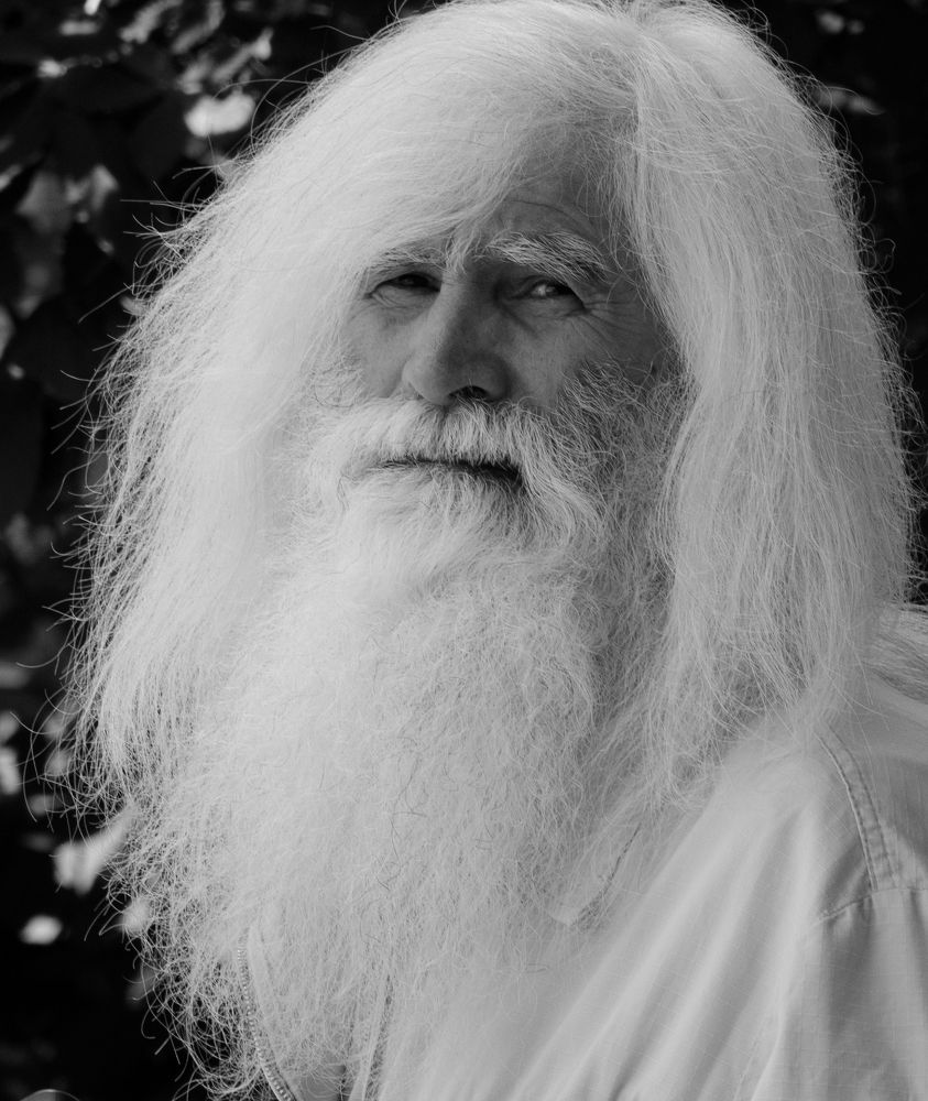 Мужчина с белоснежной бородой