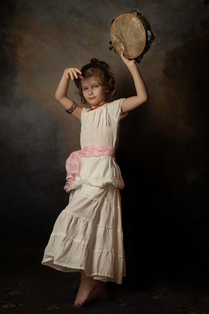 девочка с бубном