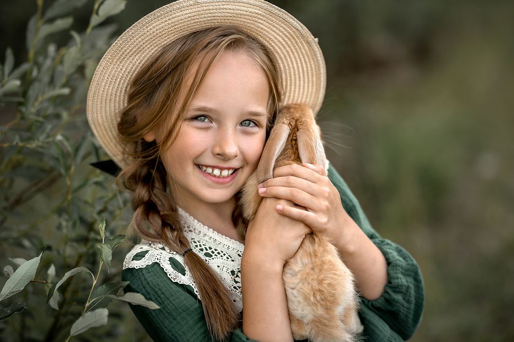Девочка с кроликом