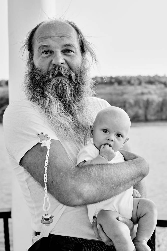 У дедушки на руках