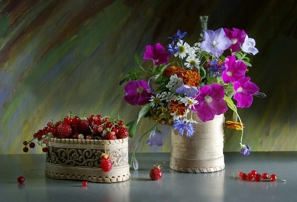 Ягоды и садовый букет