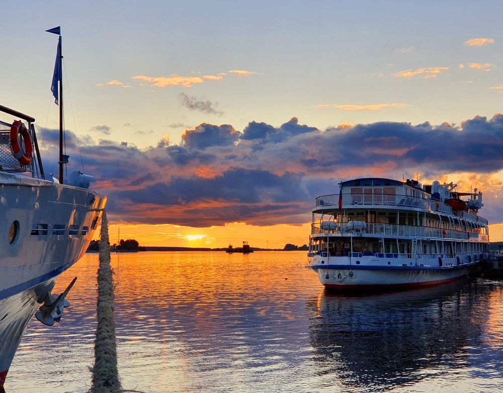 На причале.