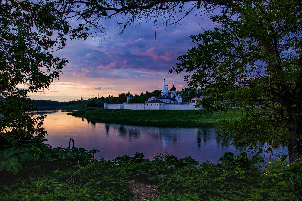 Закат . Ста́рицкий Свя́то-Успе́нский монастырь