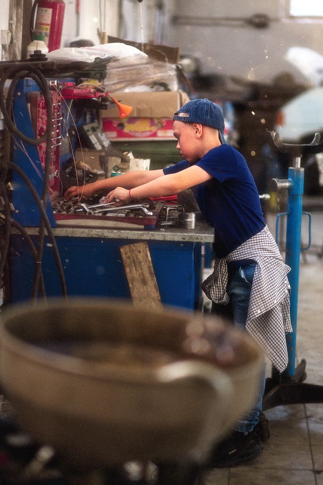 Юный автослесарь