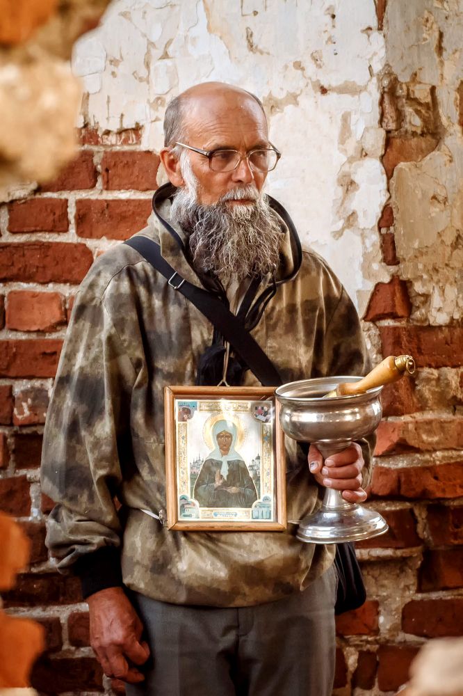 В разрушенном храме.