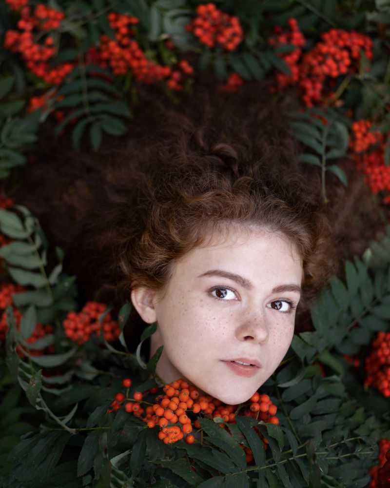 Девушка в рябине