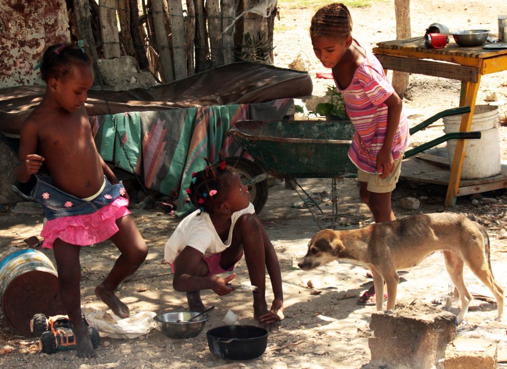 Dominican children and their puppy.