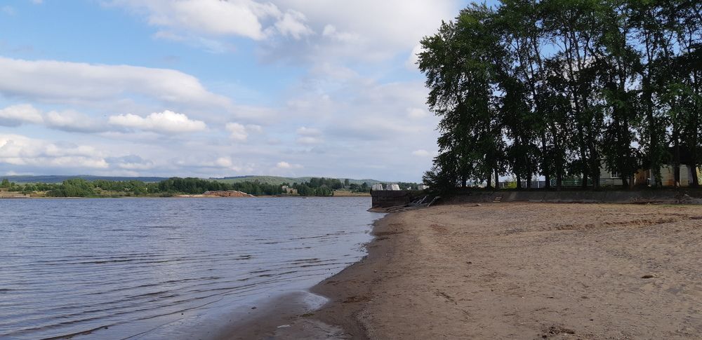 деревенский пустой пляж