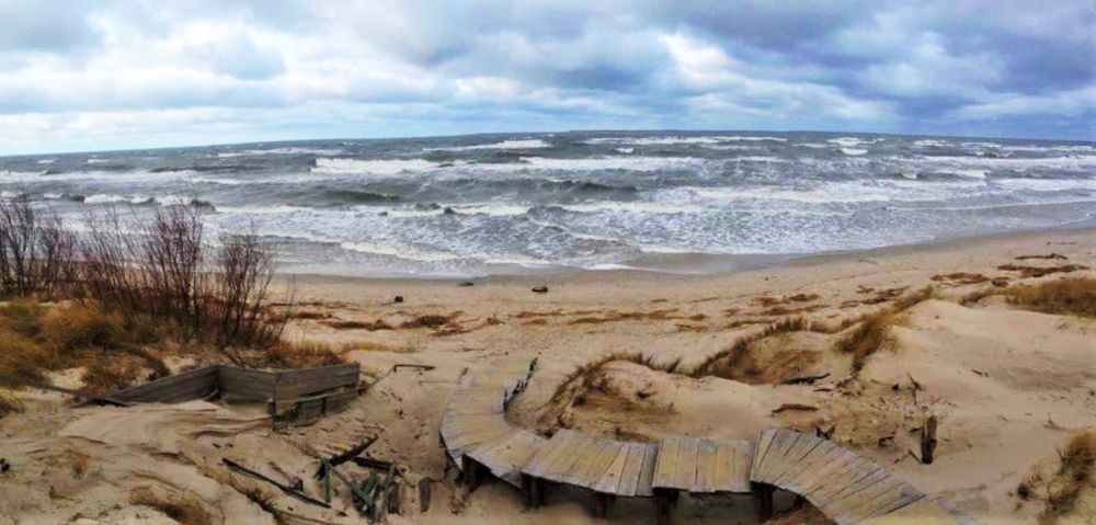 СУРОВОЕ БАЛТИЙСКОЕ МОРЕ. НЕПОГОДА НА КУРСКОЙ КОСЕ.