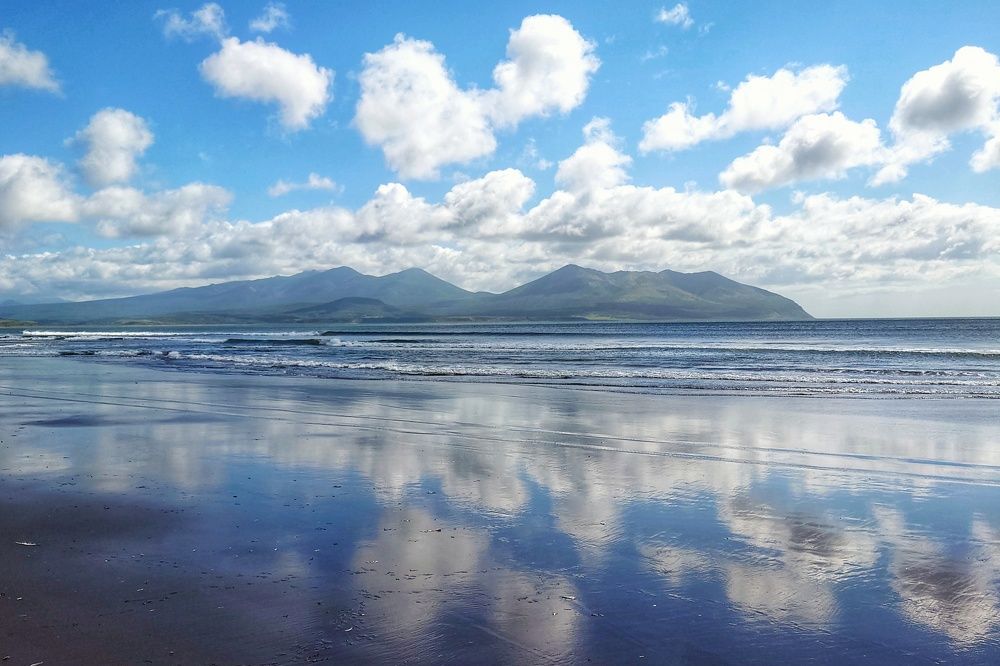 Небо отражается в Тихом океане.