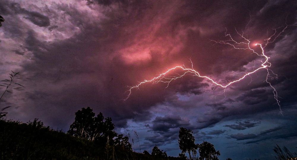 Молния на закате