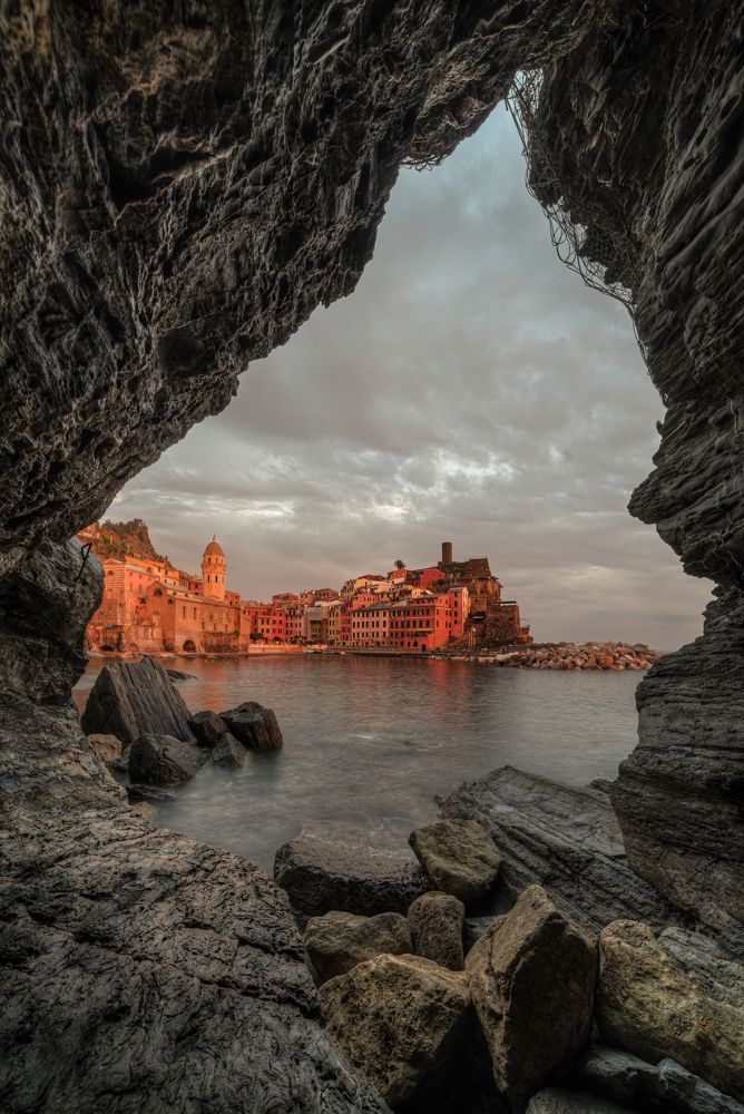 Vernazza, the magical cave. Sunset.