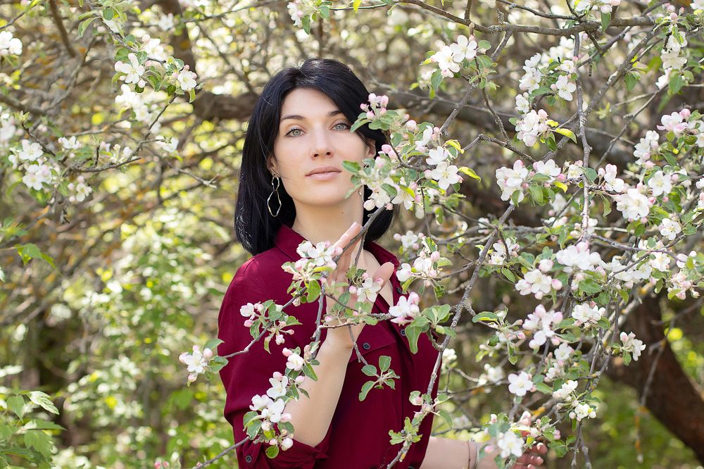 Весна в яблоневом саду