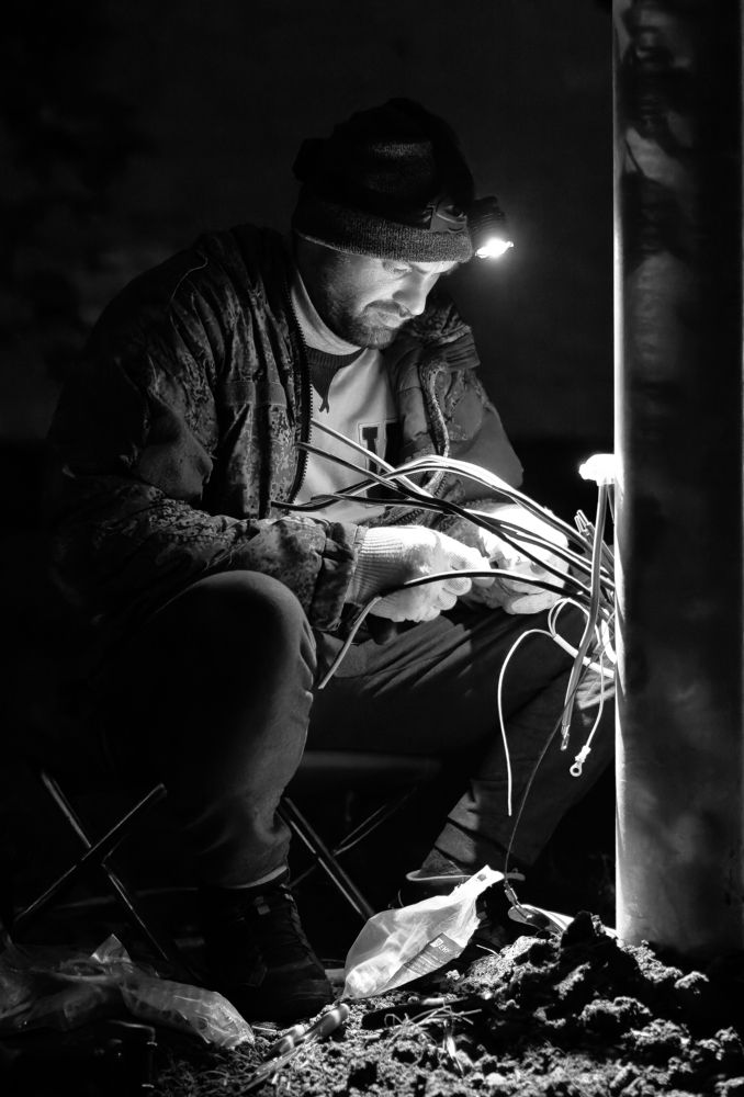 Электрик за работой