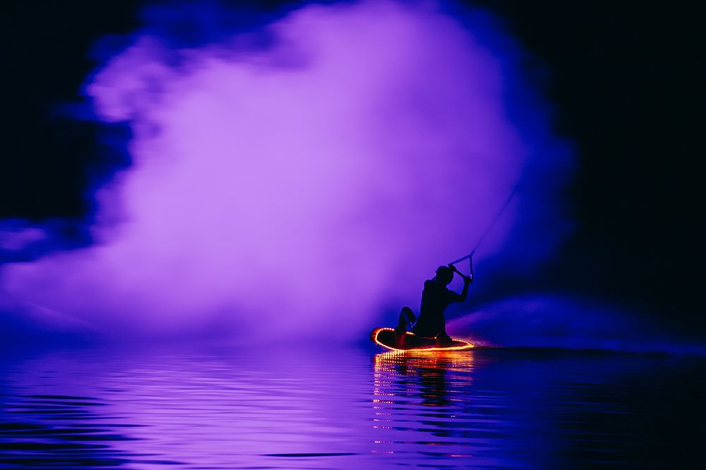 Ночной вейкбординг