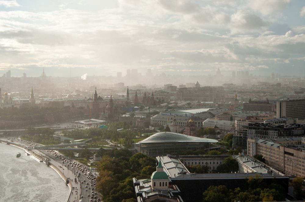 Москва в солнечном дожде
