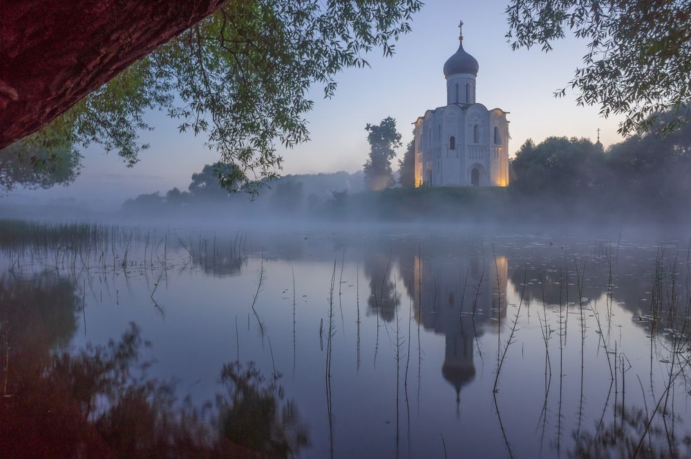 Храм Покрова на Нерли в предрассветных сумерках.