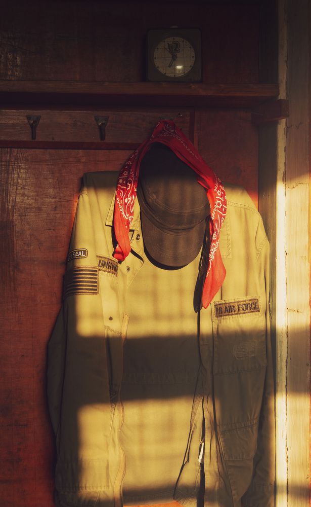 Портал за вешалкой. В верхней одежде не входить