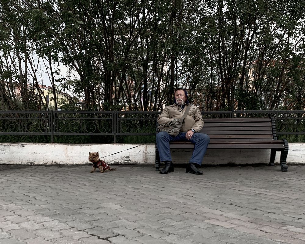 Типажный мужчина с милой собачкой