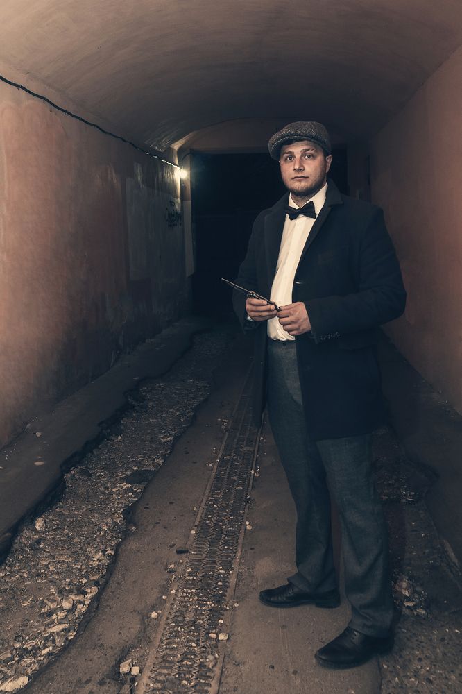 под козырьком