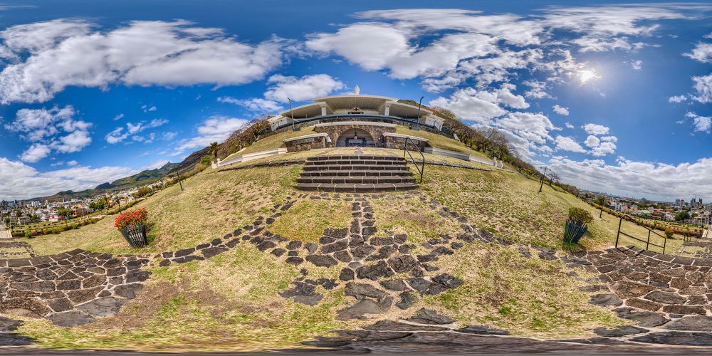 Marie Reine de la Paix.