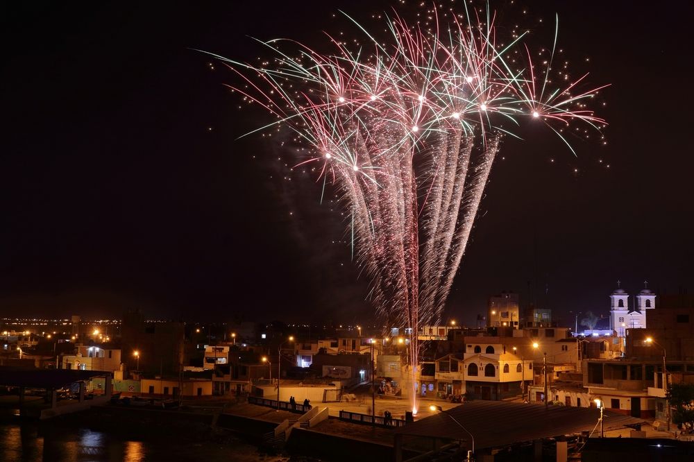 Panorama de noche con fuegos artificiales