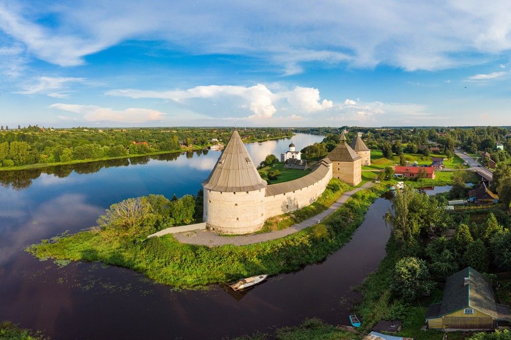 Прекрасный вид на крепость Старая Ладога и реку Волхов.