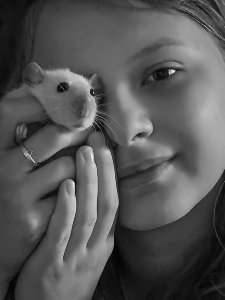 Девочка с крыской