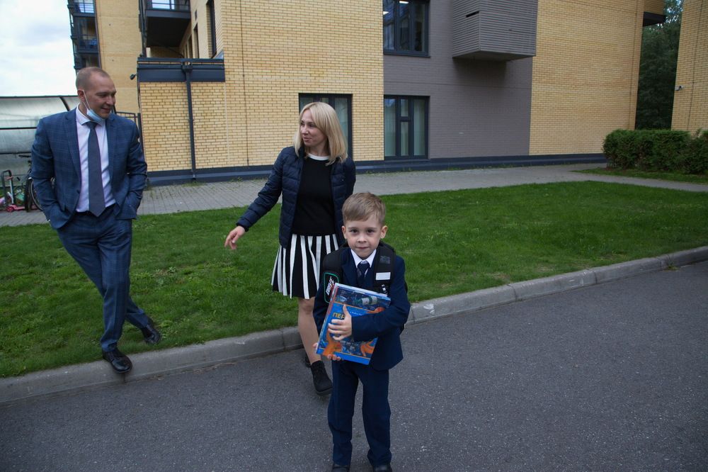 Тяжела ноша первоклассника Тимофея...!)