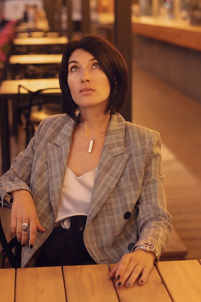 Девушка в летнем кафе