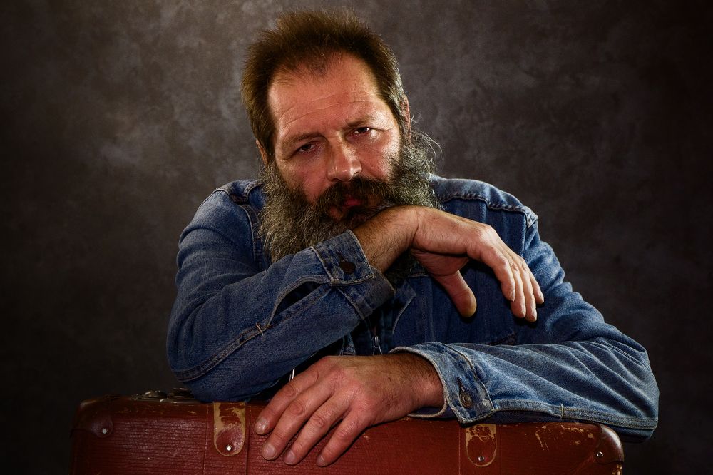 Бородатый мужчина с чемоданом