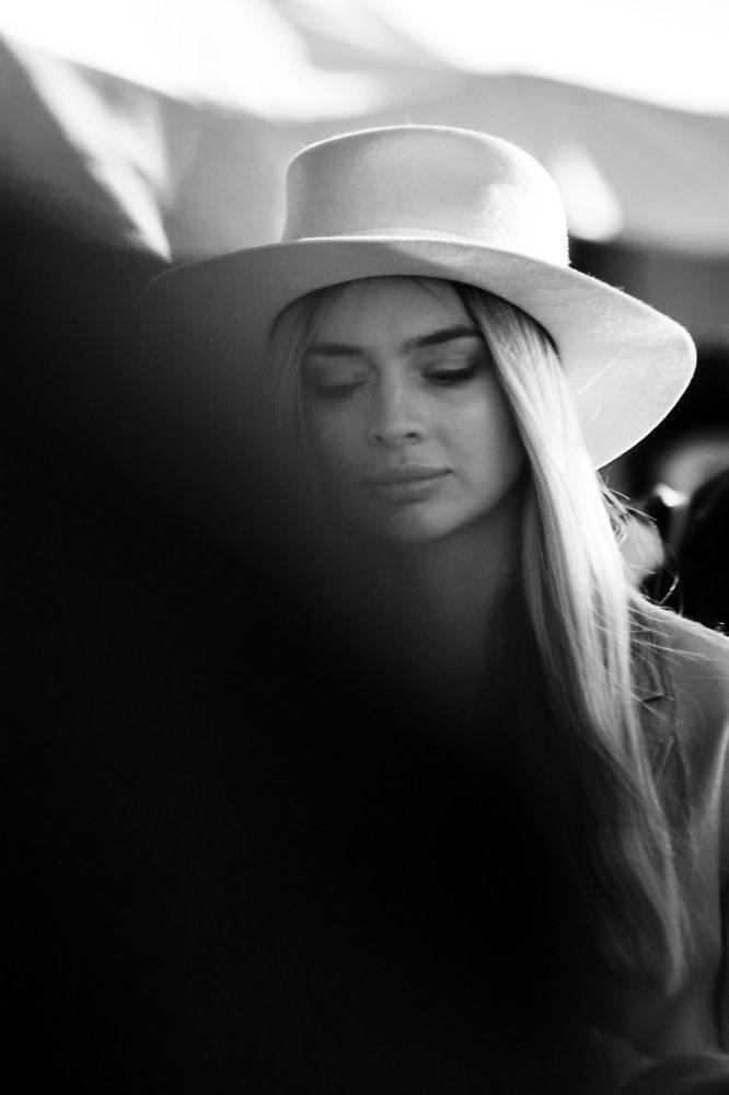 Девушка в шляпе