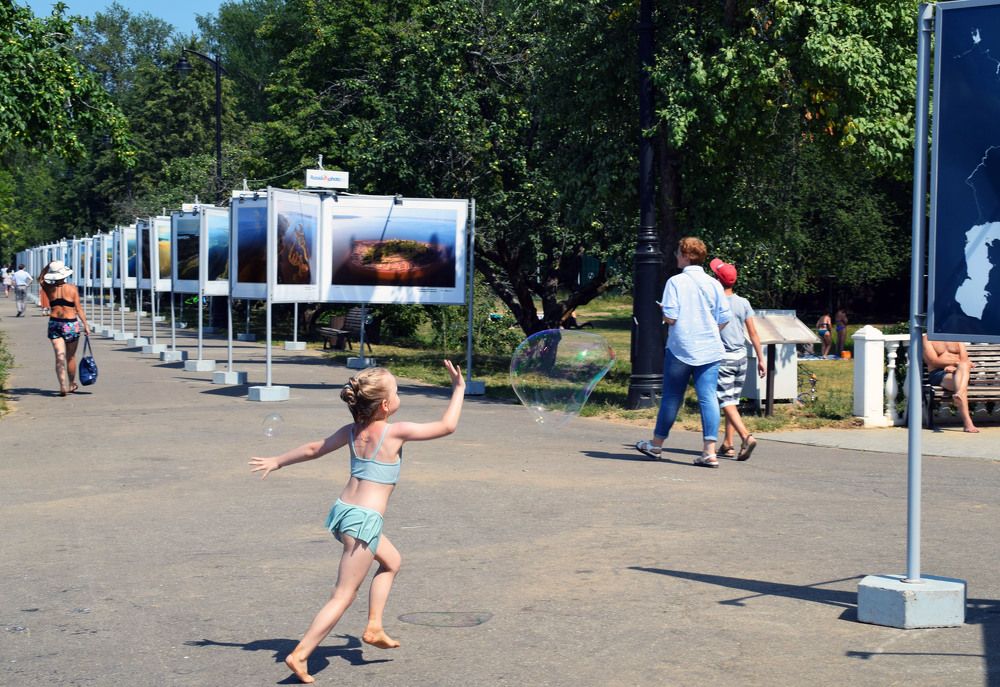 Девочка и мыльные пузыри.