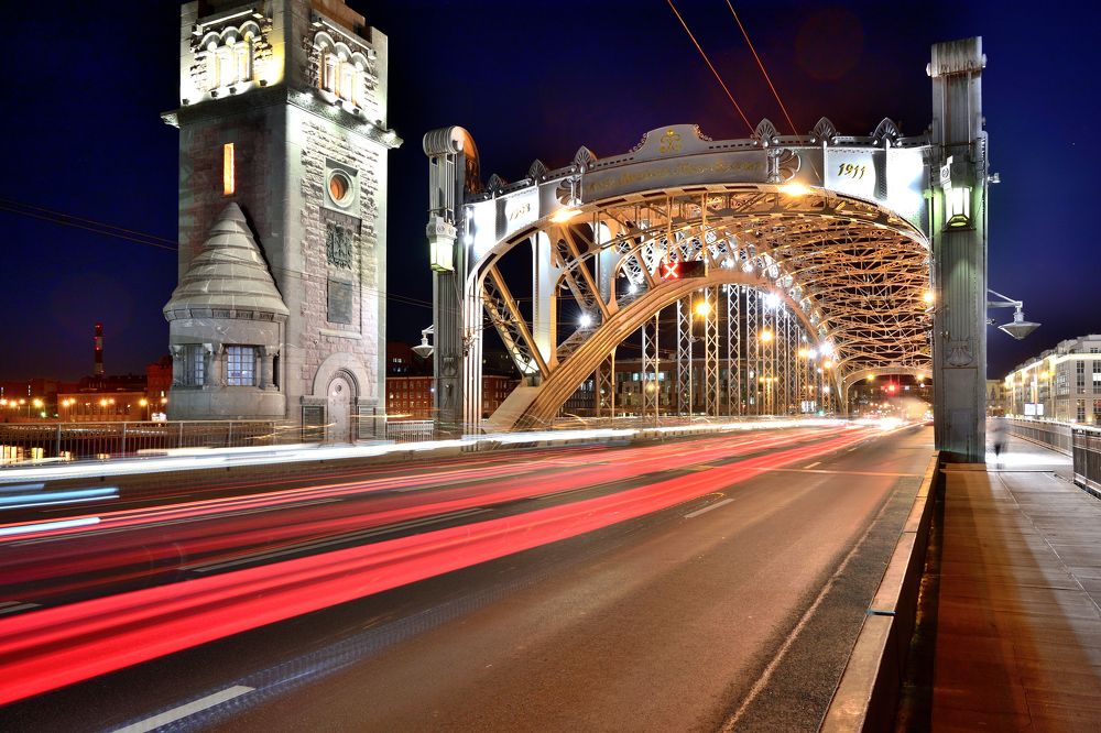 Ночная жизнь моста