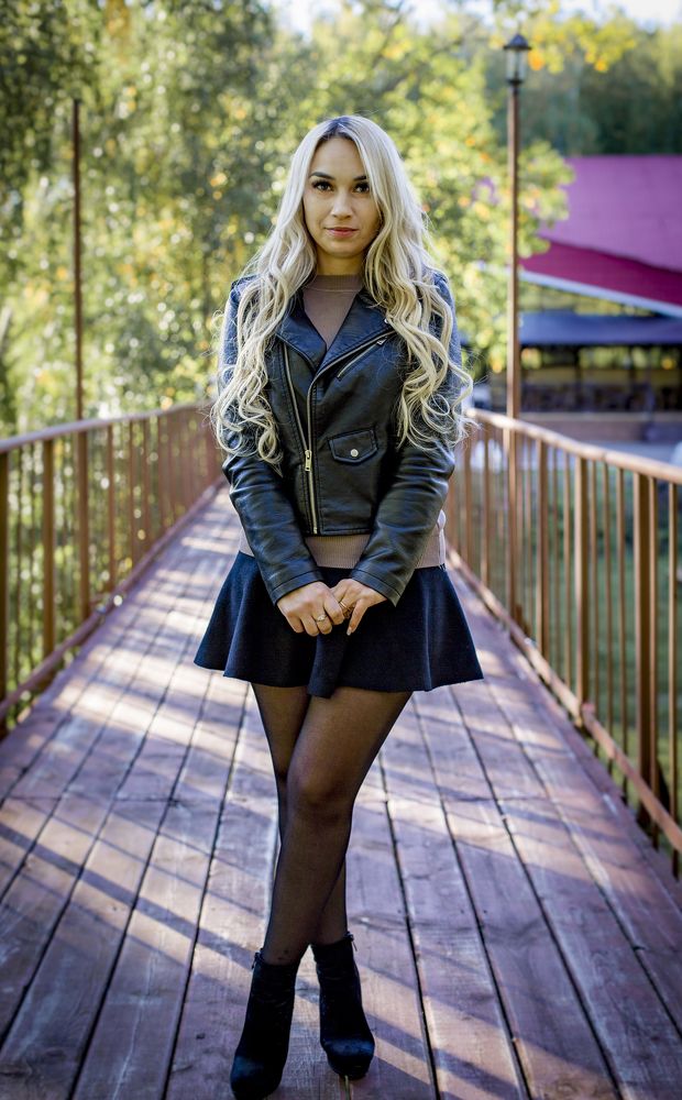 Блондинка в мини на мосту