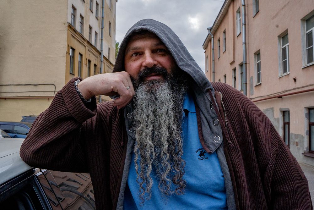 Мужчина с бородой на улице