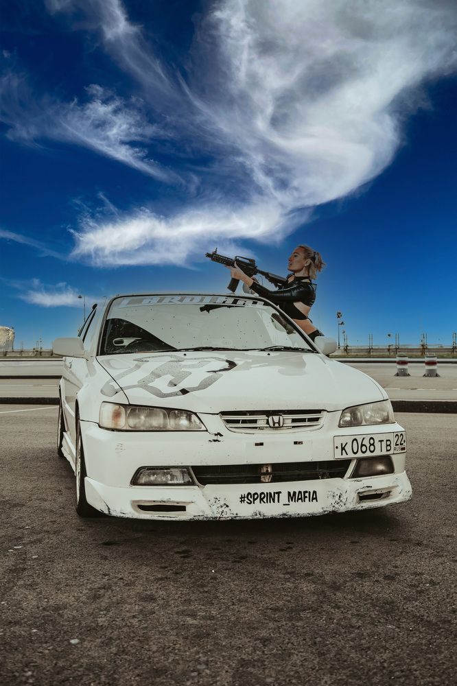 Автомобиль, оружие, девушка