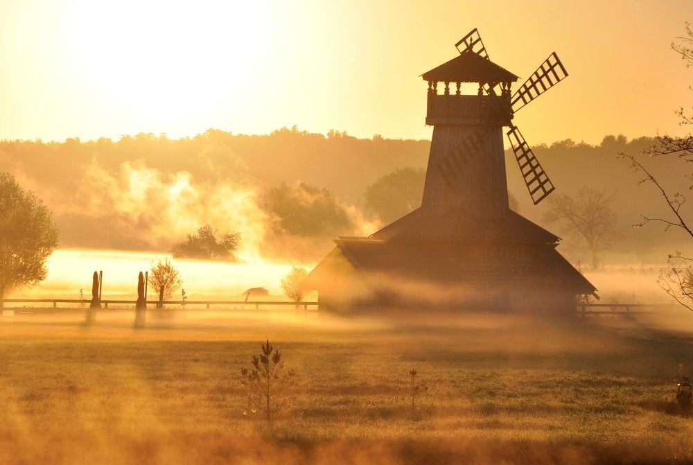 Рассвет над полем.